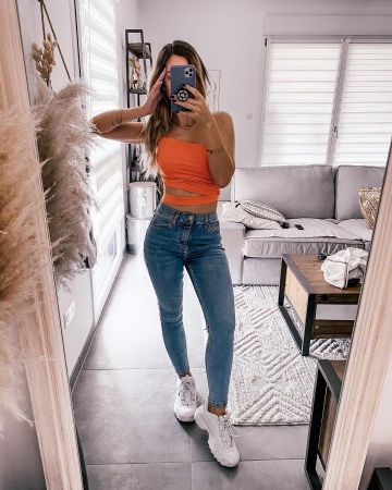 El crop top naranja que lució Laura R en su cuenta de Instagram @laura_r