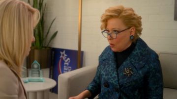 Bleu imprimé Léopard Veste portée par Hadassah Or (Bette Midler) dans Le politique (S02E07)