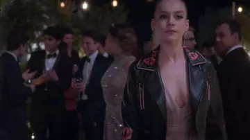 Le perfecto en cuir brodé de fleurs Silvian Heach porté par Carla (Ester Expósito) dans la série Élite S02E07