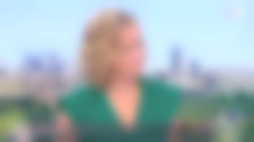 La robe midi col V boutonnée fluide Vert de Caroline Roux dans Télématin les 4 vérités