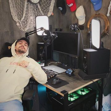 The Master keyboard Akai of Joyca on his account Instagram @joyca