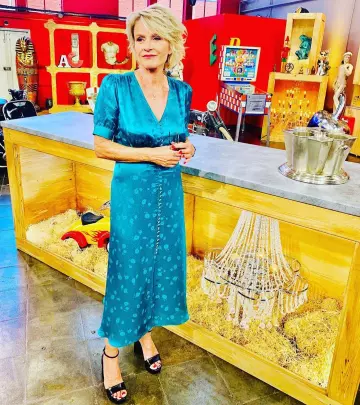 El elegante vestido curvo de satén de Sophie Davant en su cuenta de Instagram @sophie_davant