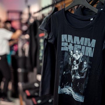 Bande Photo t-shirt de Rammstein sur l'Instagram compte de @rammsteinshop