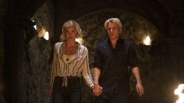 La camisa a rayas usada por Sarah Grey (Alyssa Drake) en la serie The Order (Temporada 2 Episodio 1)