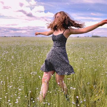 The black dress with white polka dots worn by Esile on his account Instagram @eliseheb 
