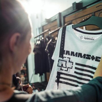 Rammstein blanc femme t-shirt sur l'Instagram compte de @rammsteinshop