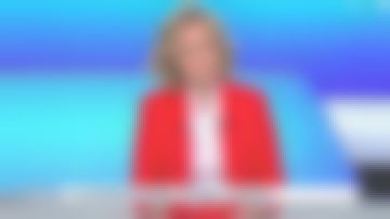 El collar de chal rojo usado por Caroline Roux en C dans l'air