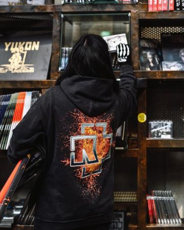 Rammstein Lave-Shirt sur l'Instagram compte de @rammsteinshop