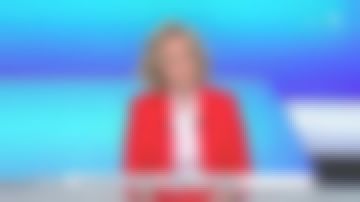 Camisa victoriana de cuello de algodón de Caroline Roux Botón de joyería blanca y cierre abotonado en el espectáculo C dans l'air