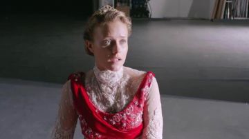 Le blanc et le rouge de la robe portée par Lena Grisky (Jessica Seigneur) comme on le voit dans me Trouver à Paris (Saison 1 Épisode 1)
