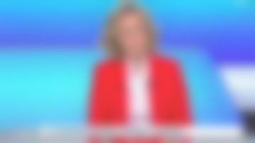 Los pantalones de traje recto con cinturón rojo de Caroline Roux en C dans l'air