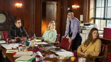 Jaune Rayé Blazer porté par McAfee Westbrook (Laura Dreyfuss) dans Le politique (S02E04)