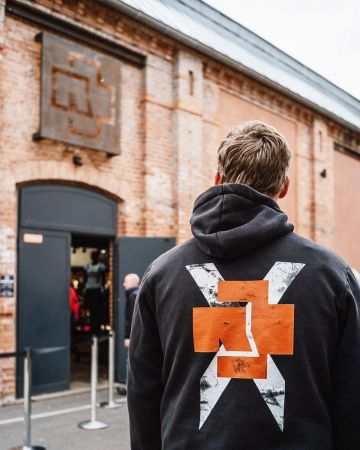 Rammstein Croix Blanche à Capuche sur le Instagram compte de @rammsteinshop