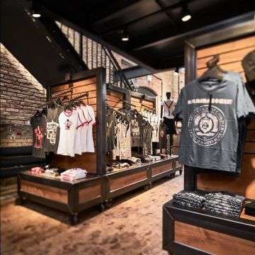 Rammstein "Engel" T-Shirt sur l'Instagram compte de @rammsteinshop