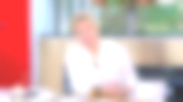 La chemise souple à rayures pastel de Anne-Élisabeth Lemoine dans C à Vous