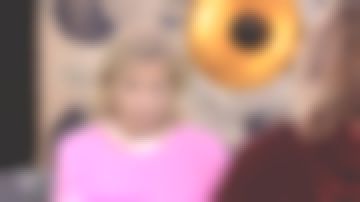 The sweater round neck short striped roses of Claire Chazal in Passage of the Arts