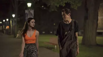 Brun Salopette portée par Scott Carlin (Pete Davidson) dans Le Roi de l'Île de Staten