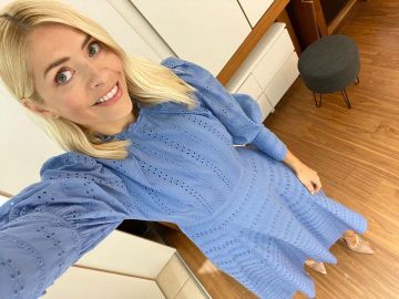 Beulah London Evanthe Della Blue Cotton Dress usado por Holly Willoughby en su cuenta de Instagram @hollywilloughby