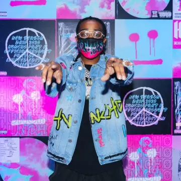 La veste en denim avec graffiti Huncho de Quavo sur son compte Instagram @quavohuncho