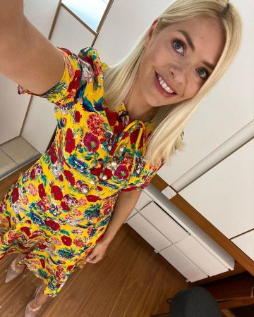 L.K.Bennett London Montana Yellow Silk Tea Dress en color Mostaza usado por Holly Willoughby en su cuenta de Instagram @hollywilloughby