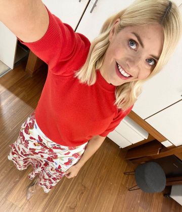 & Other Stories Falda Midi de satén asimétrico Floral usada por Holly Willoughby en su cuenta de Instagram @hollywilloughby