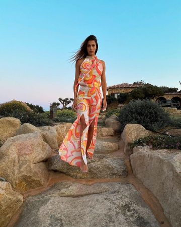 The pants the right size of the standard split of Iris Mittenaere on his account Instagram @irismittenaeremf