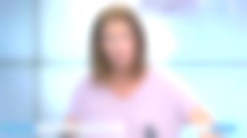 The sweater lilac mesh textured,V-neck collar, short sleeves, a touch of lurex for Carole Gaessler in the 19/20 on France 3