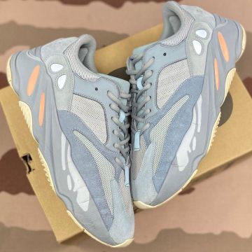 La paire de baskets Yeezy 700 Inertia sur le compte Instagram de @clockers_paris