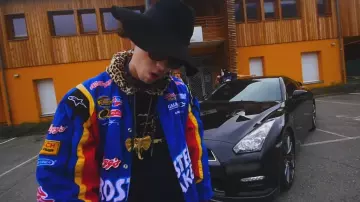 The jacket Nascar Frosties Kellogg's of Foda C in the clip Dom Perignon Columbine Feat. Charles Viscount