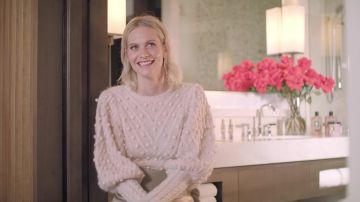 Zimmermann Pompon orné chandail tricoté à la Crème portée par Poppy Delevingne en Poppy Delevingne Dévoile Ses Secrets de Beauté de la vidéo de YouTube 