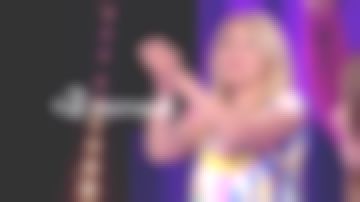 The top print of Julie Zenatti in the Pop Show