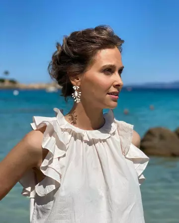 The top ruffle of Ophélie Meunier on the account Instagram of @opheliemeunier