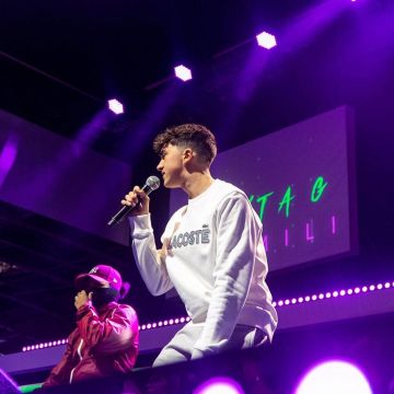 Le sweatshirt Lacoste blanc à logo gris porté par Inoxtag sur son compte Instagram @inoxtagytb 