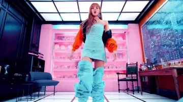 El vestido bustier corto abotonado azul claro usado por Lisa en el video musical '뚜두뚜두 (DDU-DU DDU-DU)' de blackpink