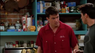 The red shirt of bowling 'Spike' of Chandler Bing (Matthew Perry) in Friends S02E01