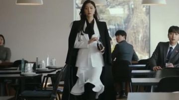 Chaqueta de volantes blanca usada por Seo Dan (Seo Ji-hye) en Crash Landing on You (S01E11)
