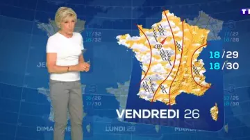 Le tee shirt blanc à design drapé devant de Évelyne Dhéliat dans la Météo de TF1