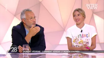 The tee shirt Thank you Nadia Daam in the show 28 minutes
