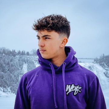 Le hoodie violet Weyz porté par Inoxtag sur son compte Instagram @inoxtagytb 