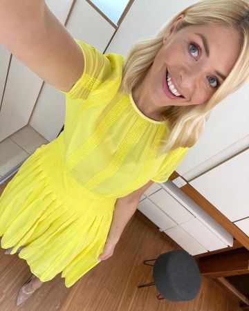 Vestido midi de J.Crew con gasa bordada que lució Holly Willoughby en su cuenta de Instagram @hollywilloughby