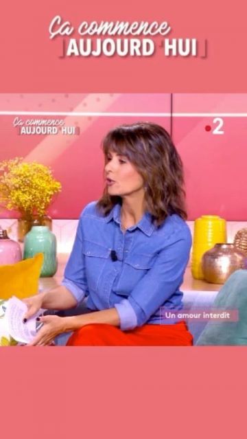 La falda larga naranja de Faustine Bollaert en una foto del espectáculo Ça begin aujourd'hui en Instagram