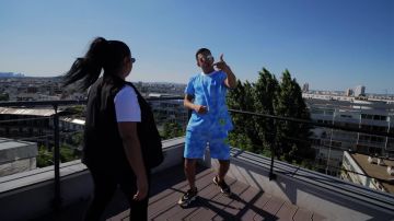 Le short bleu ciel nuage Richard Valentine Paris porté par Mister You dans son clip Million d'€ feat. Marwa Loud