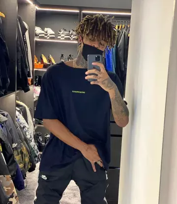 Le t-shirt Emporio Armani porté par Scarlxrd sur son compte Instagram @scarlxrd