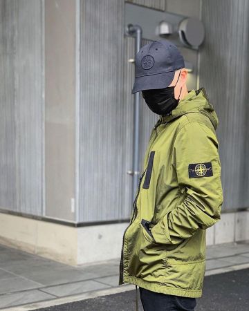 La gorra negra de Stone Island en la cuenta de Instagram de @stoneandboys