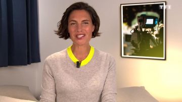 Le pull gris à col jaune de Alessandra Sublet dans C'est Canteloup