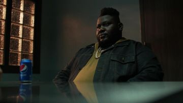 Chaqueta vaquera usada por Osito (Atkins Estimond) como se ve en Hightown (S01E06)