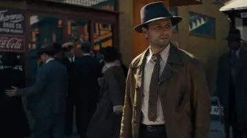 Printed tie worn by Perry Mason (Matthew Rhys) as seen in Perry Mason (S01E01)