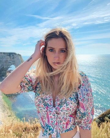 La blusa floral Sandro que lució Styletonic en su cuenta de Instagram @style_tonic