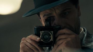 Kodak camera used by Perry Mason (Matthew Rhys) as seen in Perry Mason (S01E01)