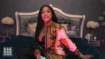 Versace Golden Hibiscus Print Shirt usada por Stefflon Don en el video de YouTube Stefflon Don's Shoe & Bag Collection - #Drip Ep.4 | Vincular TV